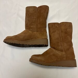 UGG Amie Women's Classic Slim Short Boots 
Women’s Size 5.5 Color Brown
